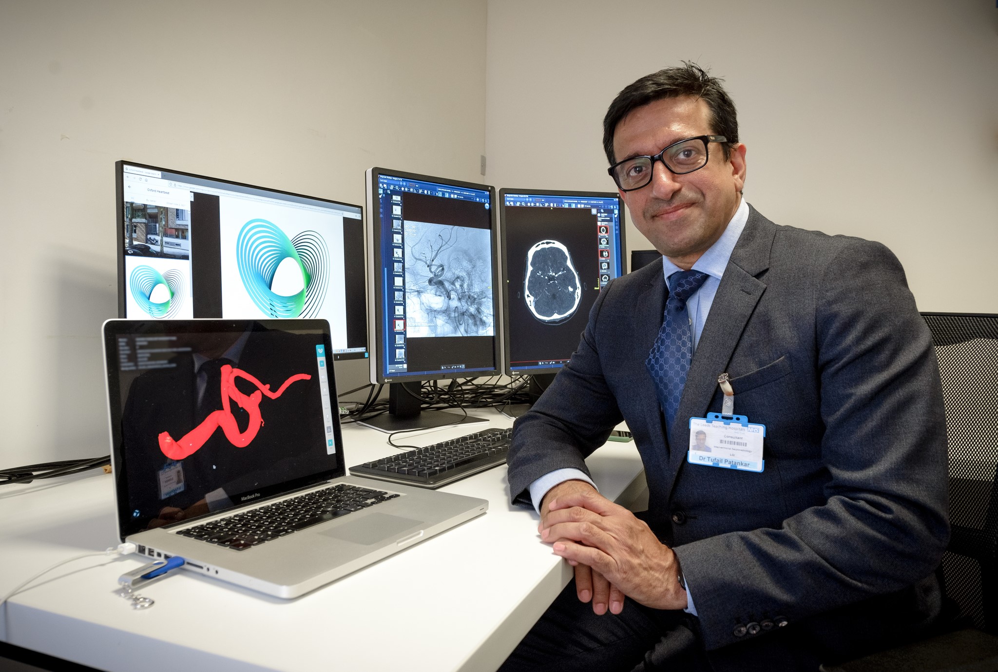 AI, NHSX, Oxford Hearbeat, VR, Professor Tufail Patankar carried out the first virtual practice operation at Leeds Teaching Hospitals