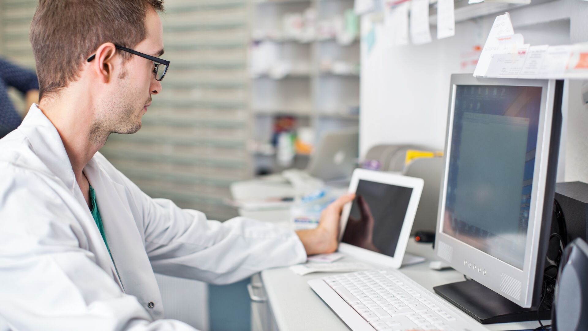 Physician consults clinical decision support tools