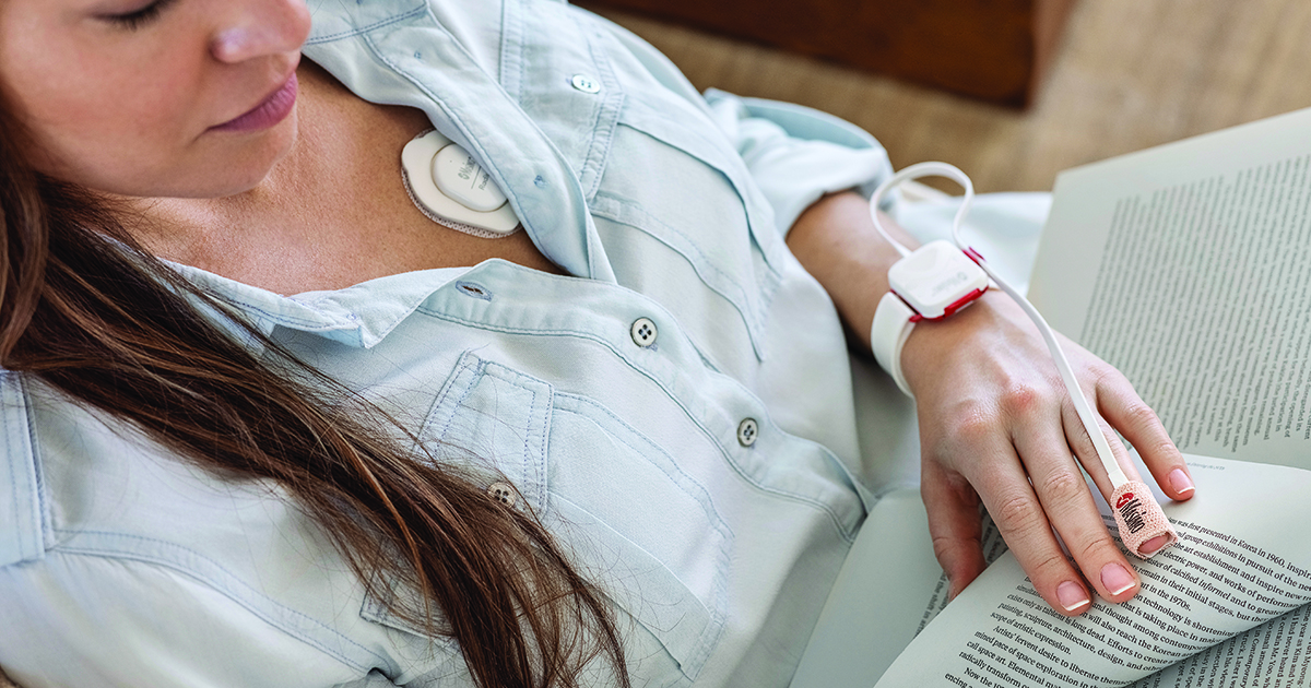 Paitnet with mobile heart monitor reading book