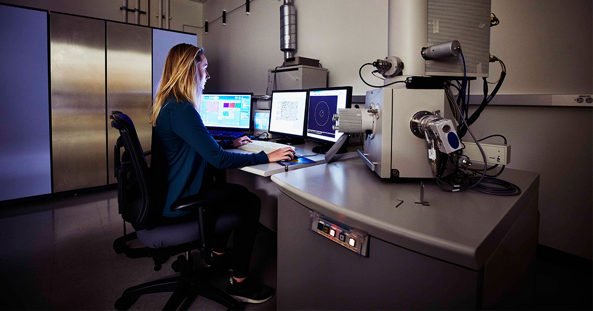 Healthcare worker using a computer in a medical enviroment