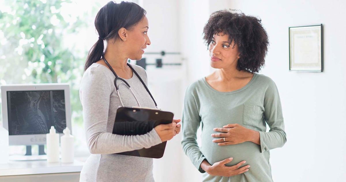 Doctor talking to pregnant patient