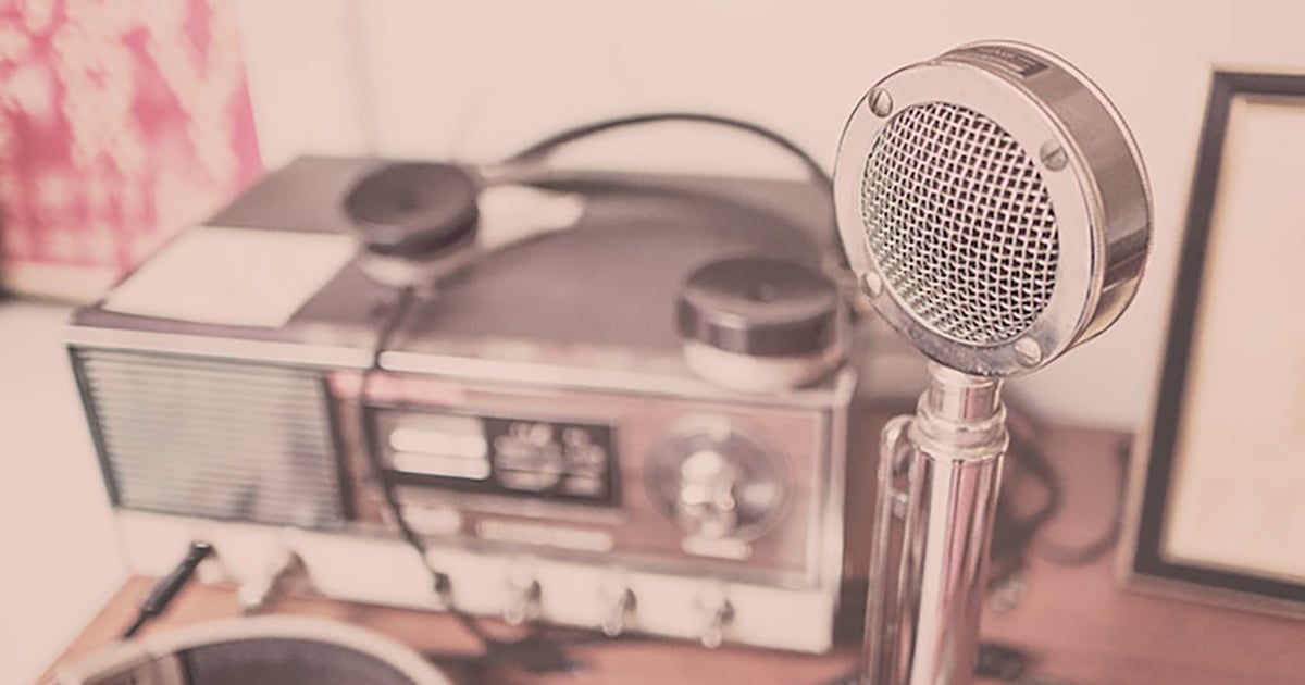 A microphone and broadcasting device