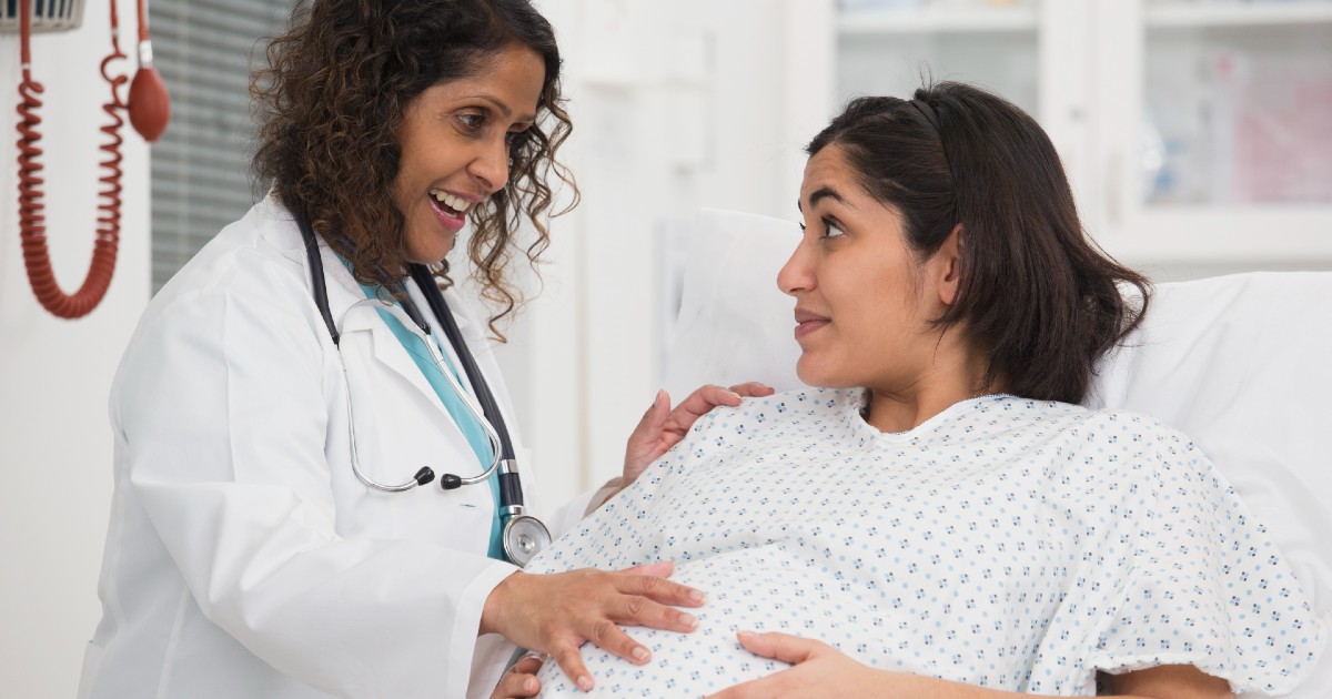 A doctor with a pregnant patient