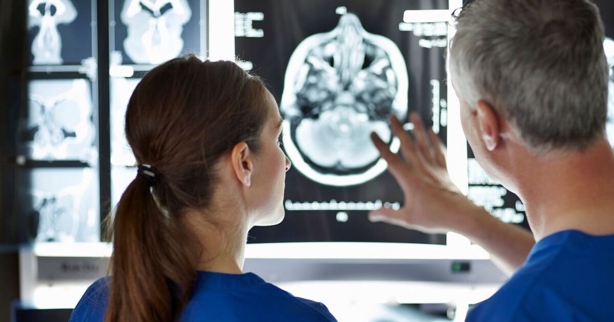 Readers evaluating an X-ray image