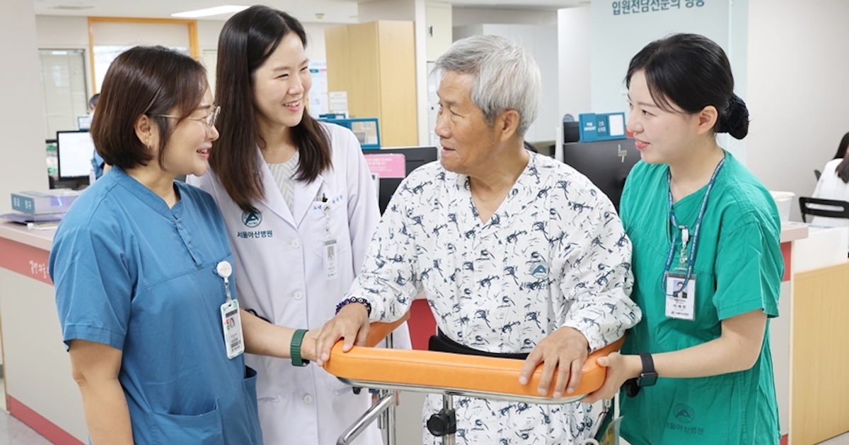 Asan Medical Center staff assessing an elderly patient's frailty level