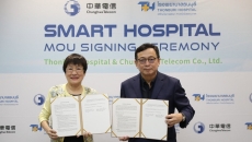 Alt text: [Left] Hsueh-Lan Wu, Chairman of Chunghwa Telecom (Thailand) Co. and [Right ]Dr Siripong Luengvarinkul, CEO of Thonburi Hospital