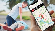 A responder doing chest compressions as first aid to a person under cardiac arrest after getting an alert from GoodSAM