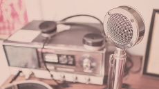 A microphone and broadcasting device