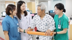 Asan Medical Center staff assessing an elderly patient's frailty level