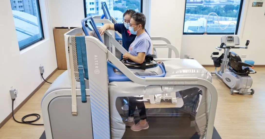 A patient under ​​gait training using the AlterG Anti-Gravity Treadmill from Stroke Support Station.