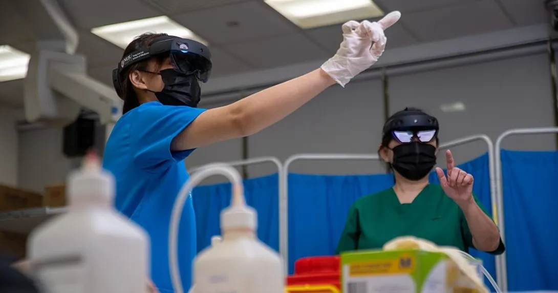 Medical students learning virtual procedure using the Microsoft HoloLens 2