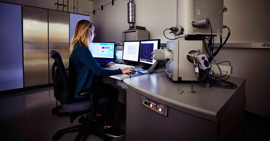 Healthcare worker using a computer in a medical enviroment