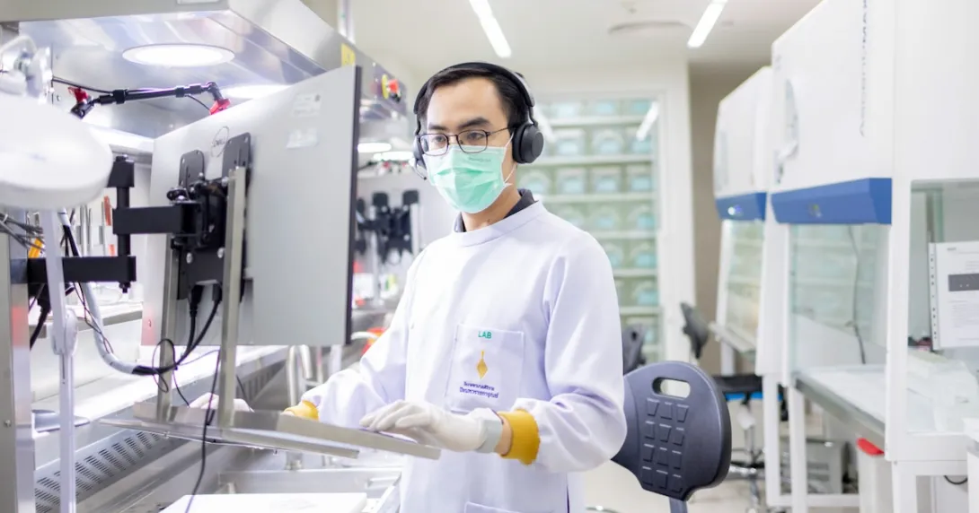 A hospital pathologist analysing images using an AI platform A hospital pathologist analysing images using an AI platform