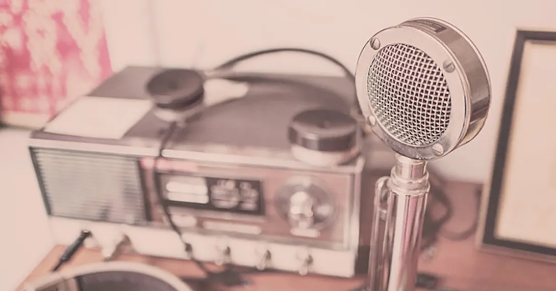 An old-fashioned broadcasting set