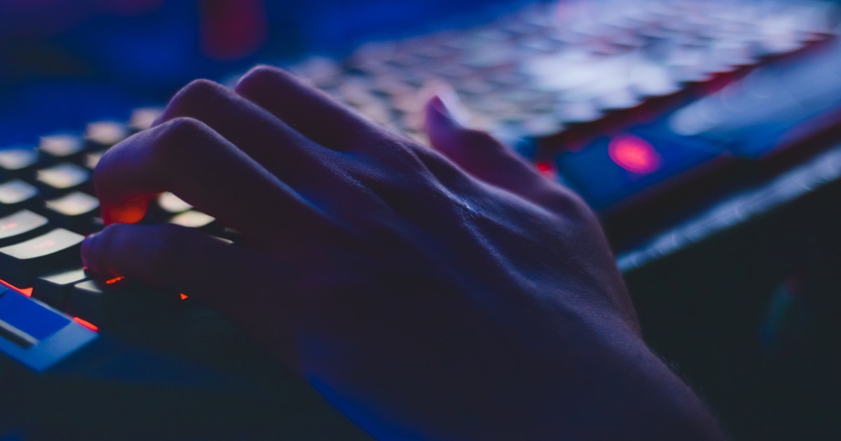 hand on keyboard